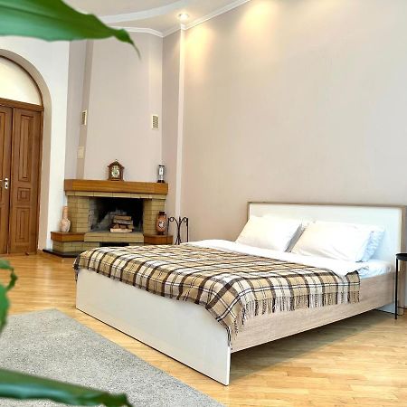 Apartments In The City Center, Near A Theatre, Zlata Plaza Rivne Bagian luar foto