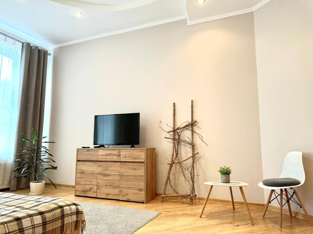 Apartments In The City Center, Near A Theatre, Zlata Plaza Rivne Bagian luar foto