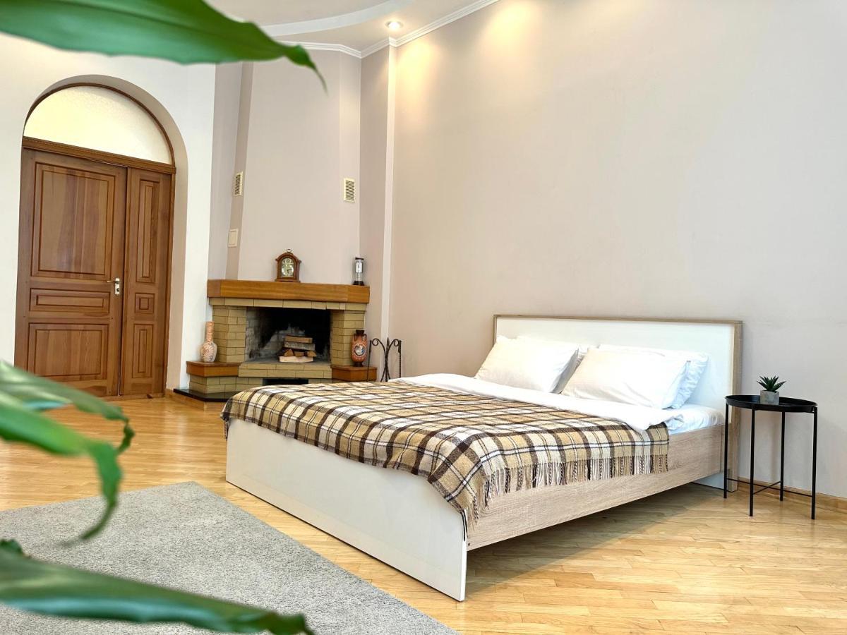 Apartments In The City Center, Near A Theatre, Zlata Plaza Rivne Bagian luar foto