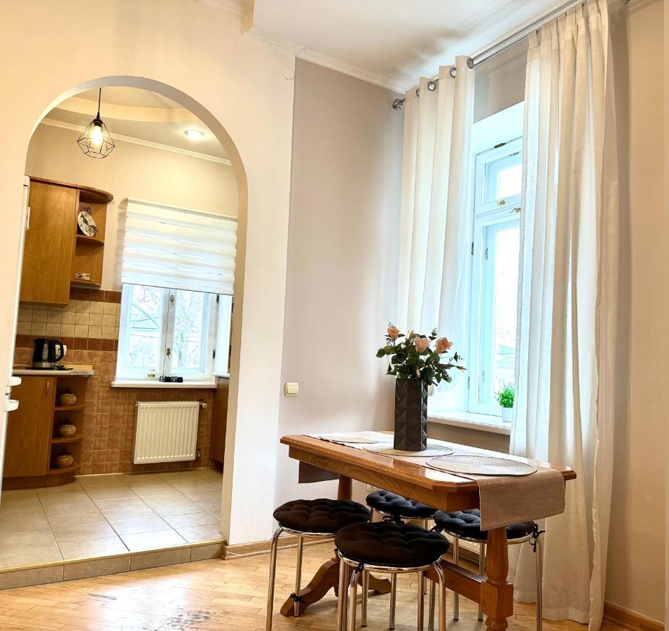 Apartments In The City Center, Near A Theatre, Zlata Plaza Rivne Bagian luar foto