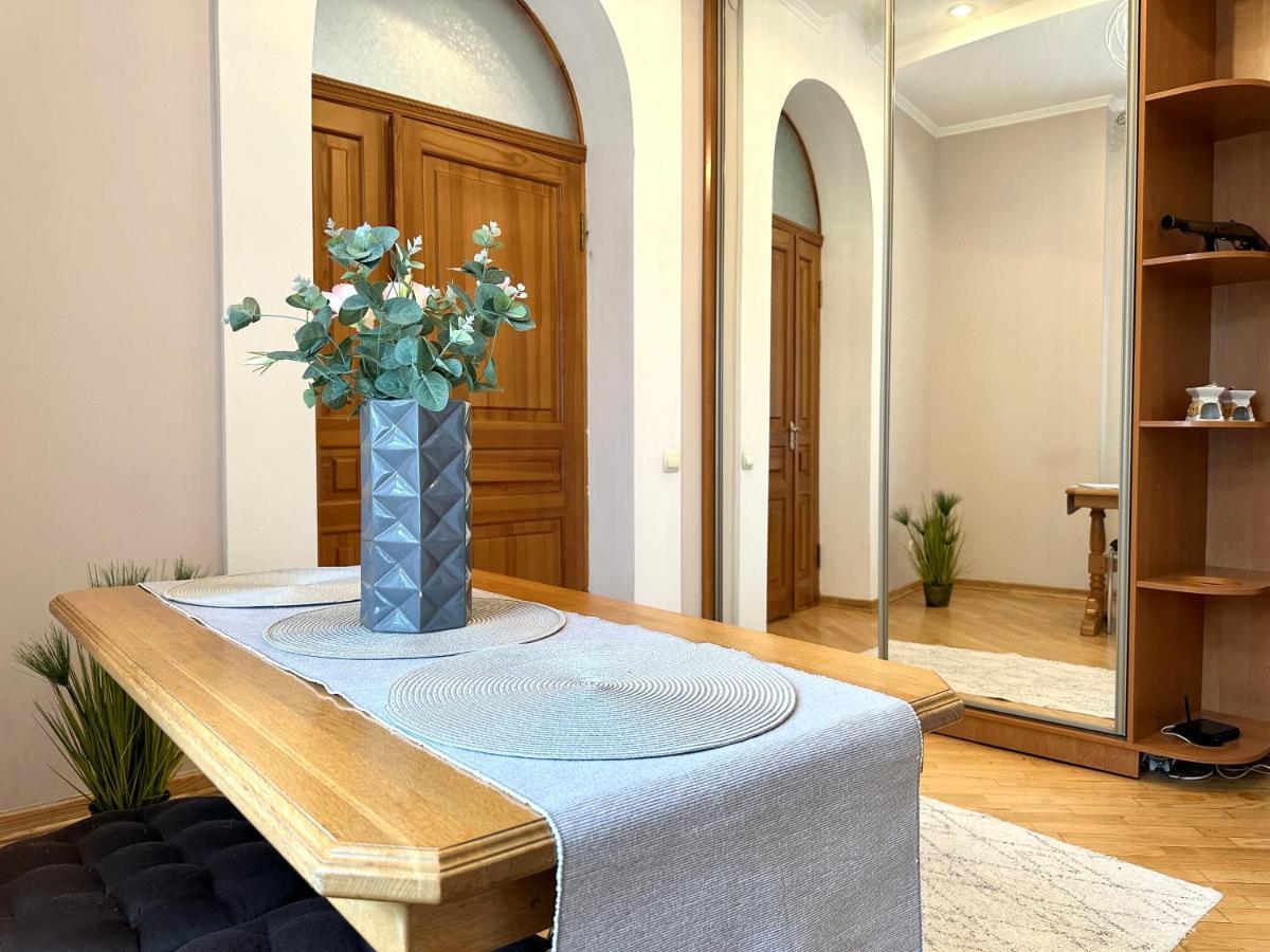 Apartments In The City Center, Near A Theatre, Zlata Plaza Rivne Bagian luar foto