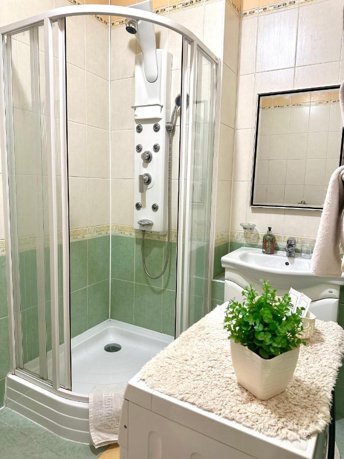 Apartments In The City Center, Near A Theatre, Zlata Plaza Rivne Bagian luar foto