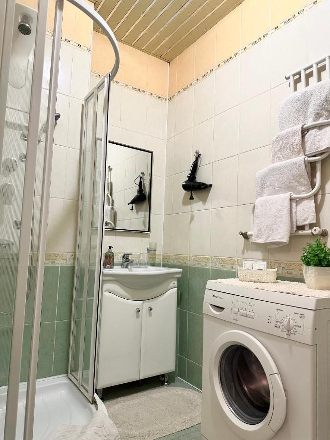 Apartments In The City Center, Near A Theatre, Zlata Plaza Rivne Bagian luar foto