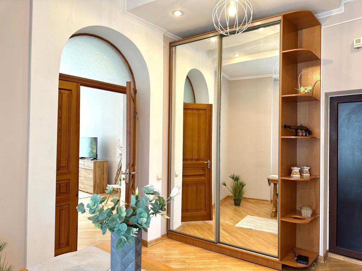 Apartments In The City Center, Near A Theatre, Zlata Plaza Rivne Bagian luar foto