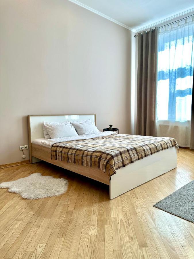 Apartments In The City Center, Near A Theatre, Zlata Plaza Rivne Bagian luar foto