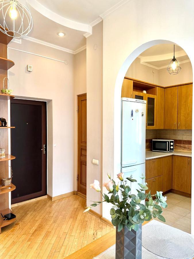 Apartments In The City Center, Near A Theatre, Zlata Plaza Rivne Bagian luar foto